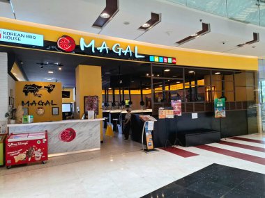 Surabaya - Endonezya, 4 Mart 2025. Bir alışveriş merkezinde Kore bbq restoranının ön görüntüsü. Davetkar bir Koreli gibi tasarlandı. Sıcak, modern, zarif. Göz düzeyi görünümü.