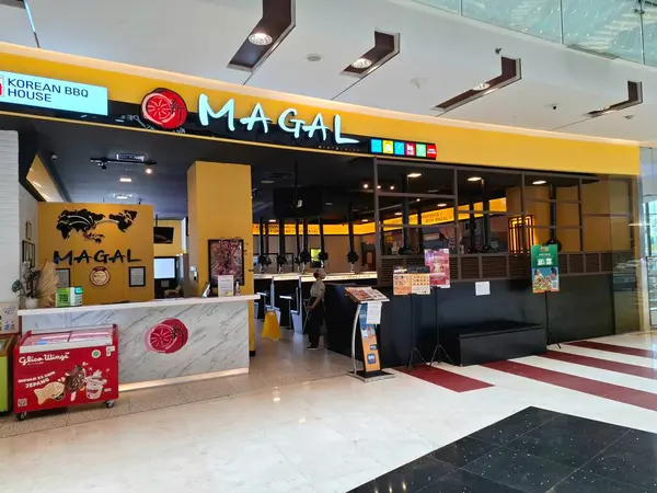 Surabaya - Endonezya, 4 Mart 2025. Bir alışveriş merkezinde Kore bbq restoranının ön görüntüsü. Davetkar bir Koreli gibi tasarlandı. Sıcak, modern, zarif. Göz düzeyi görünümü.