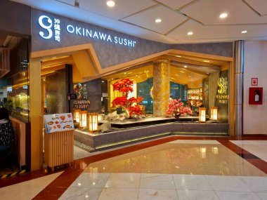 Jakarta - Endonezya, 11 Mart 2025. Bir alışveriş merkezindeki OKINAWA SUSHI Japon restoranının ön görüntüsü. Japon nüanslarını davet eden dinamik bir tasarıma sahip, sıcak, modern, zarif, lüks. Göz düzeyi görünümü.