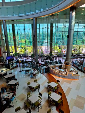 Jakarta - Endonezya, 11 Mart 2025. Masa ve sandalye düzenini alışveriş merkezinin yemek bölümüne kurun. Dinamik, modern, zarif, lüks tasarımlı. Yüksek seviye görünüm.