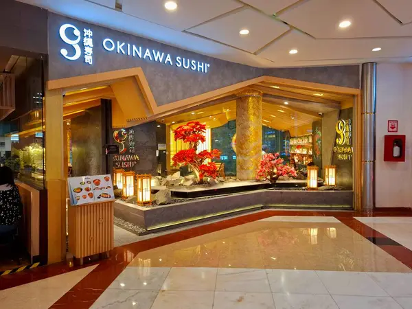 Jakarta - Endonezya, 11 Mart 2025. Bir alışveriş merkezindeki OKINAWA SUSHI Japon restoranının ön görüntüsü. Japon nüanslarını davet eden dinamik bir tasarıma sahip, sıcak, modern, zarif, lüks. Göz düzeyi görünümü.