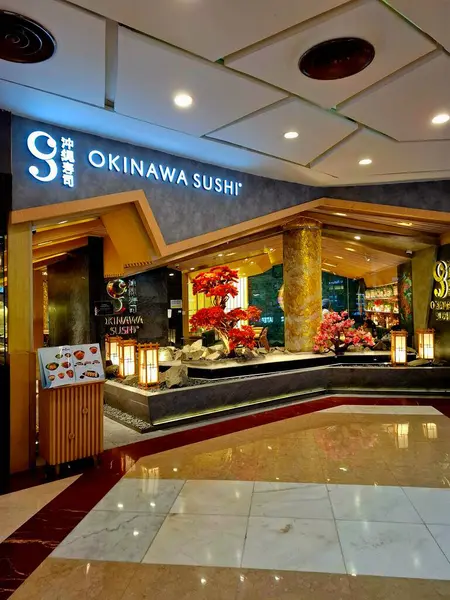 Jakarta - Endonezya, 11 Mart 2025. Bir alışveriş merkezindeki OKINAWA SUSHI Japon restoranının ön görüntüsü. Japon nüanslarını davet eden dinamik bir tasarıma sahip, sıcak, modern, zarif, lüks. Göz düzeyi görünümü.