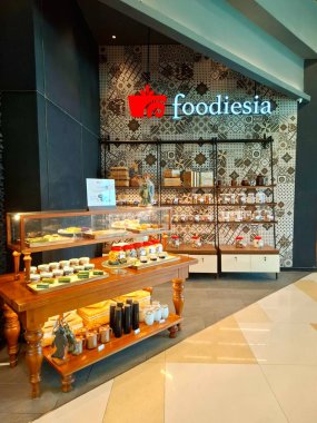 Jakarta - Endonezya, 11 Mart 2025. Booth Foodiesia geleneksel Endonezya pastalarını modern bir şekilde bir alışveriş merkezinde satıyor. Geleneksel ama modern, zarif, lüks bir tasarıma sahip. Göz düzeyi görünümü.