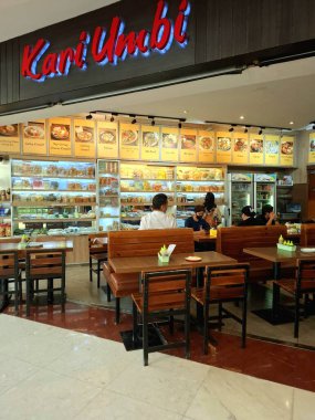 Jakarta - Endonezya, 11 Mart 2025. Geleneksel bir Endonezya yemek ve pastanesi Kari Umbi bir alışveriş merkezinde. Modern, zarif, lüks tasarımlı. Göz düzeyi görünümü.
