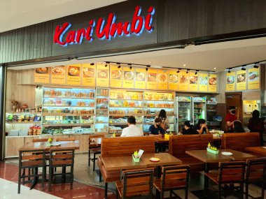 Jakarta - Endonezya, 11 Mart 2025. Geleneksel bir Endonezya yemek ve pastanesi Kari Umbi bir alışveriş merkezinde. Modern, zarif, lüks tasarımlı. Göz düzeyi görünümü.