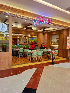 Jakarta - Endonezya, 11 Mart 2025. Bir alışveriş merkezinde ızgara pirzola restoranı Leko. Ahşap nüans tasarımı, modern, zarif, iç tasarımı lüks. Göz düzeyi görünümü.