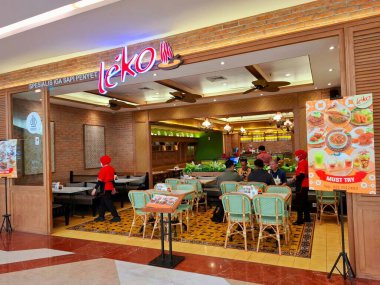 Jakarta - Endonezya, 11 Mart 2025. Bir alışveriş merkezinde ızgara pirzola restoranı Leko. Ahşap nüans tasarımı, modern, zarif, iç tasarımı lüks. Göz düzeyi görünümü.