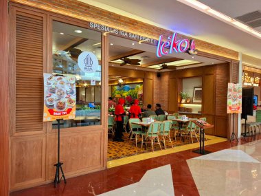 Jakarta - Endonezya, 11 Mart 2025. Bir alışveriş merkezinde ızgara pirzola restoranı Leko. Ahşap nüans tasarımı, modern, zarif, iç tasarımı lüks. Göz düzeyi görünümü.