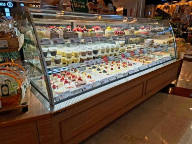 Jakarta - Endonezya, 11 Mart 2025. Pastanenin ön görüntüsü, içecek standı açık, modern, zarif, davetkar bir tasarımı olan Chateraise..