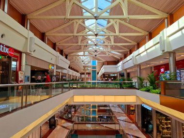 Jakarta - Endonezya, 11 Mart 2025. Alışveriş merkezindeki gökyüzü ışığı, doğal ışıklandırma için. Modern, dinamik tasarımla.