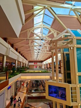 Jakarta - Endonezya, 11 Mart 2025. Alışveriş merkezindeki gökyüzü ışığı, doğal ışıklandırma için. Modern, dinamik tasarımla.