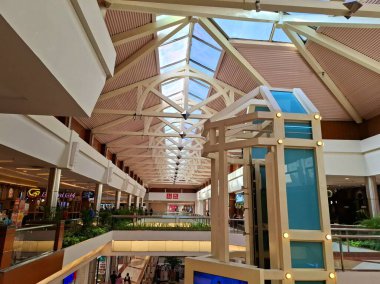 Jakarta - Endonezya, 11 Mart 2025. Alışveriş merkezindeki gökyüzü ışığı, doğal ışıklandırma için. Modern, dinamik tasarımla.