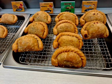 Jakarta - Endonezya, 11 Mart 2025. Old Chang Kee 'de pastel kek, çeşitli dolgularla, müşterileri çekmek için açık bir kutuda düzenlendi..