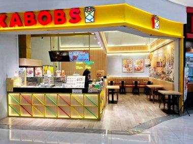 Surabaya - Endonezya, 25 Mart 2025. Basit, modern, basit, samimi, sıcak ve davetkar bir tasarıma sahip bir alışveriş merkezindeki Kebap yemek standının ön görüntüsü. Göz düzeyi görünümü.