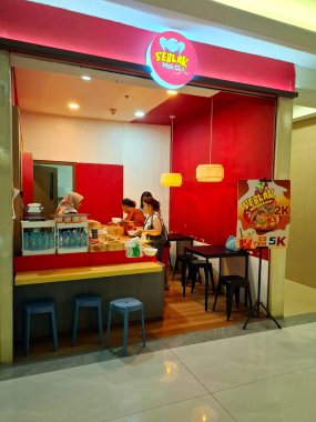 Surabaya - Endonezya, 25 Mart 2025. Geleneksel Endonezya yemek standı Seblak Mak Ci 'nin basit, modern, basit, samimi, sıcak ve davetkar bir tasarımı ile bir alışveriş merkezinde ön görüntüsü. Göz düzeyi görünümü.