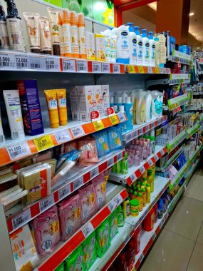 Surabaya - Endonezya, 25 Mart 2025. Vücut bakımı ve eczanede sıra sıra güneş kremleri ve vücut bakım ürünleri. Düzenli ve düzenli..