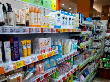 Surabaya - Endonezya, 25 Mart 2025. Vücut bakımı ve eczanede sıra sıra güneş kremleri ve vücut bakım ürünleri. Düzenli ve düzenli..