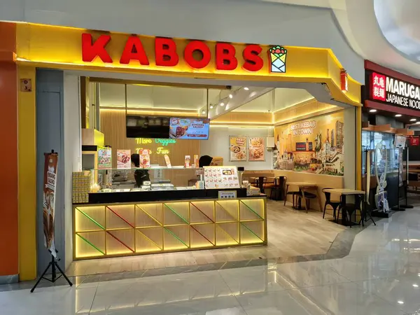 Surabaya - Endonezya, 25 Mart 2025. Basit, modern, basit, samimi, sıcak ve davetkar bir tasarıma sahip bir alışveriş merkezindeki Kebap yemek standının ön görüntüsü. Göz düzeyi görünümü.