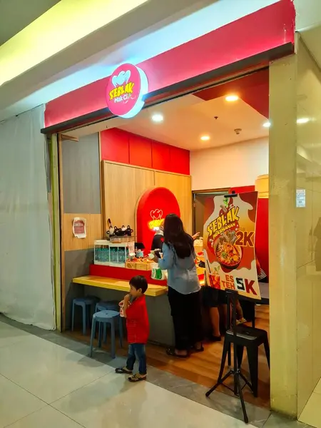 Surabaya - Endonezya, 25 Mart 2025. Geleneksel Endonezya yemek standı Seblak Mak Ci 'nin basit, modern, basit, samimi, sıcak ve davetkar bir tasarımı ile bir alışveriş merkezinde ön görüntüsü. Göz düzeyi görünümü.