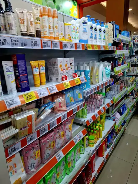 Surabaya - Endonezya, 25 Mart 2025. Vücut bakımı ve eczanede sıra sıra güneş kremleri ve vücut bakım ürünleri. Düzenli ve düzenli..