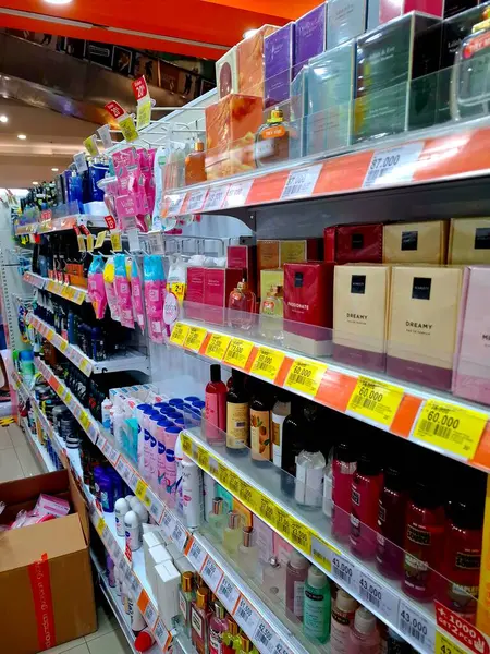 Surabaya - Endonezya, 25 Mart 2025. Vücut bakımı ve eczanede bir dizi parfüm ve vücut bakım ürünleri. Düzenli ve düzenli..