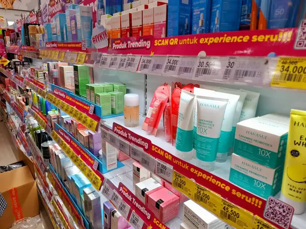 Surabaya - Endonezya, 25 Mart 2025. Vücut bakımı ve eczanede bir dizi vücut bakım ürünü. Düzenli ve düzenli, ziyaretçilerin ulaşmasını kolaylaştırıyor..