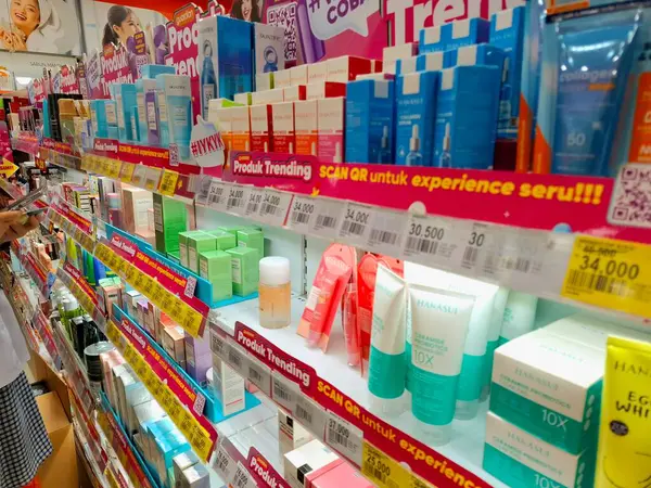 Surabaya - Endonezya, 25 Mart 2025. Vücut bakımı ve eczanede bir dizi vücut bakım ürünü. Düzenli ve düzenli, ziyaretçilerin ulaşmasını kolaylaştırıyor..