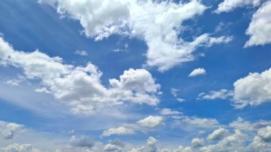 Arka planda gökyüzünde yuvarlanan bulutlar. Gökyüzü ve bulutlar.