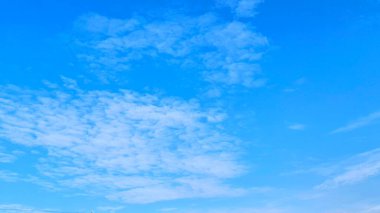 Rüzgarla savrulan bulutlarla birlikte mavi gökyüzü güzel bir şist haline geldi. Bulutlu bir sabahta.