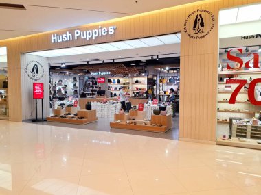 Surabaya - Endonezya, 15 Nisan 2024 Şık, lüks, samimi ve davetkar Hush Puppies mağazasının önündeki dükkan. Markalı kıyafetler, çantalar, ayakkabı mağazası. Göz düzeyi görünümü.