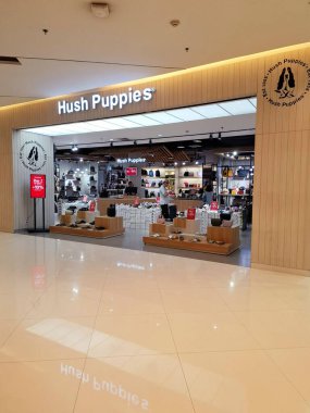 Surabaya - Endonezya, 15 Nisan 2024 Şık, lüks, samimi ve davetkar Hush Puppies mağazasının önündeki dükkan. Markalı kıyafetler, çantalar, ayakkabı mağazası. Göz düzeyi görünümü.