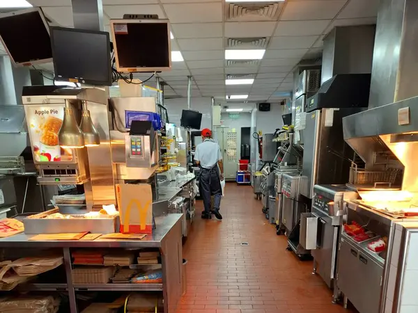 Surabaya - Endonezya, 22 Şubat 2025. Fast food restoranındaki servis mutfağının iç atmosferi.