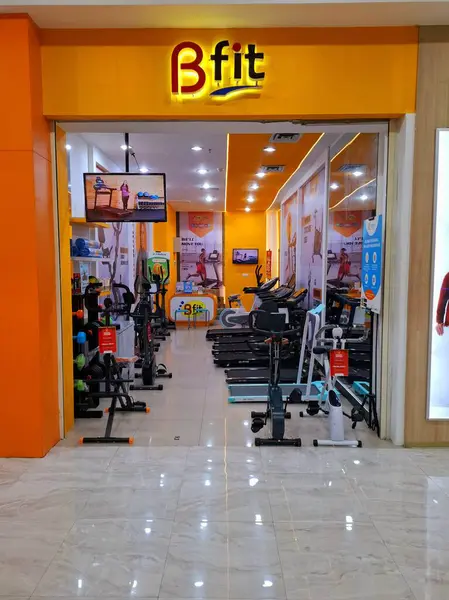 Sidoarjo - Endonezya, 20 Nisan 2025 B Fit fitness ekipman kabininin önü. Ziyaretçilerin dikkatini çeken egzersiz ekipmanları sergileniyor. Göz düzeyi görünümü.