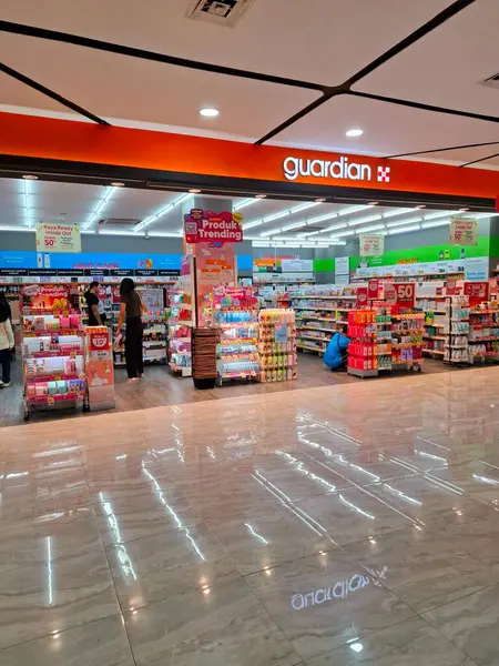 Sidoarjo - Endonezya, 20 Nisan 2025 Guardian eczanesi, kaportacı. Ziyaretçilerin dikkatini çeken raflar sergileniyor. Göz düzeyi görünümü.