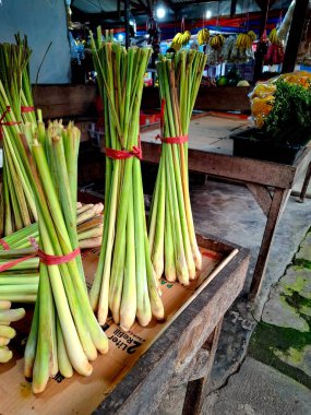 Pasuruann - Endonezya, 26 Nisan 2025. Lemongrass, bilimsel olarak Cymbopogon citratus olarak adlandırılır. Endonezya 'daki geleneksel pazarlarda satılıyor..
