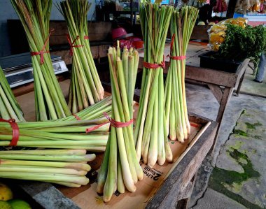 Pasuruann - Endonezya, 26 Nisan 2025. Lemongrass, bilimsel olarak Cymbopogon citratus olarak adlandırılır. Endonezya 'daki geleneksel pazarlarda satılıyor..