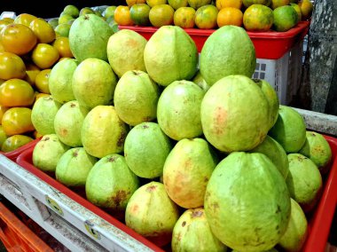 Kristal guava meyvesinin bilimsel adı Psidium Guajava L. Cultivar Kristal 'dir. Geleneksel Endonezya meyve pazarlarında düzgünce satılıyor..