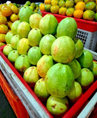 Kristal guava meyvesinin bilimsel adı Psidium Guajava L. Cultivar Kristal 'dir. Geleneksel Endonezya meyve pazarlarında düzgünce satılıyor..
