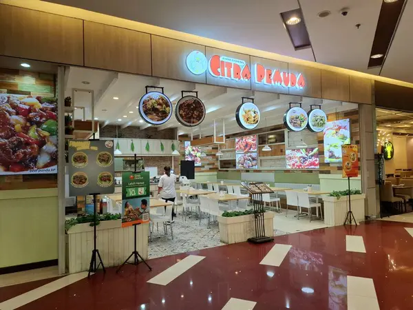 Surabaya - Endonezya, 22 Nisan 2025. Endonezya 'nın tipik bir restoranı olan 