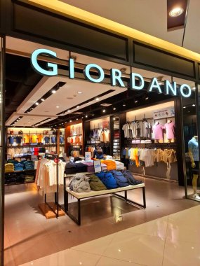 Surabaya - Endonezya, 22 Nisan 2025. Giordano moda mağazasının önü, zarif, lüks, modern ve çağdaş. Kıyafetler ve mankenler çok çekici bir şekilde dizilmiş..