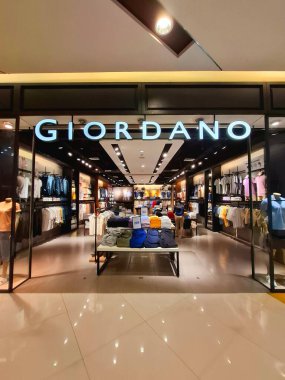Surabaya - Endonezya, 22 Nisan 2025. Giordano moda mağazasının önü, zarif, lüks, modern ve çağdaş. Kıyafetler ve mankenler çok çekici bir şekilde dizilmiş..