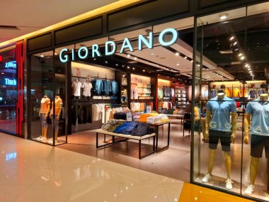 Surabaya - Endonezya, 22 Nisan 2025. Giordano moda mağazasının önü, zarif, lüks, modern ve çağdaş. Kıyafetler ve mankenler çok çekici bir şekilde dizilmiş..