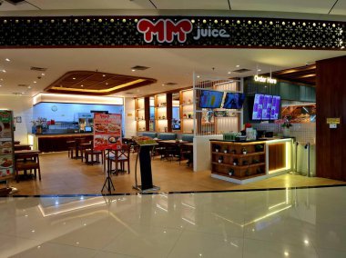 Surabaya - Endonezya, 22 Nisan 2025. Bay Meyve Suyu Restoranı 'nın önü, açık, çağdaş ve modern bir tasarım. Tablolar, sandalyeler ve diğer destekleyici öğeler çekici bir şekilde düzenlenmiştir.