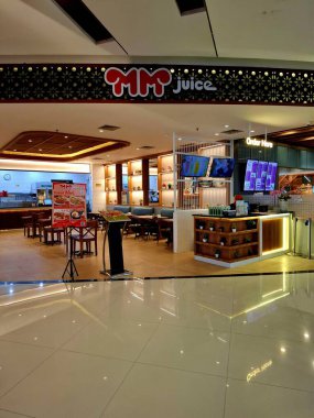 Surabaya - Endonezya, 22 Nisan 2025. Bay Meyve Suyu Restoranı 'nın önü, açık, çağdaş ve modern bir tasarım. Tablolar, sandalyeler ve diğer destekleyici öğeler çekici bir şekilde düzenlenmiştir.