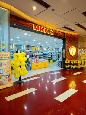 Surabaya - Endonezya, 22 Nisan 2025. Bay DIY hırdavatçısının ön görüntüsü çağdaş, çekici ve davetkâr. Malların ve ekipmanların iç elementler olarak satılmasıyla.