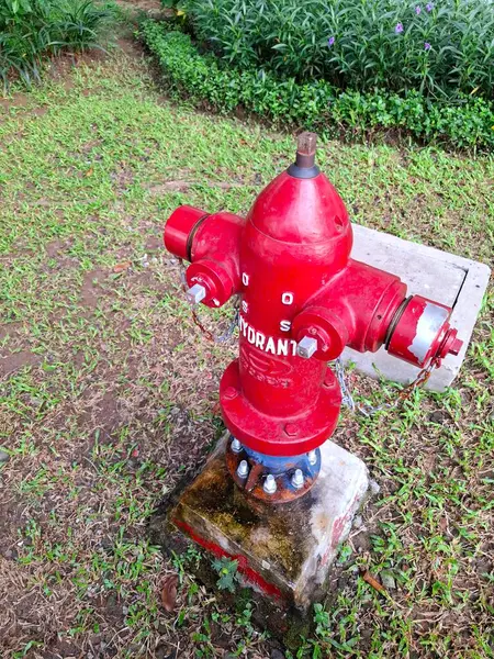 Surabaya - Endonezya, 7 Mayıs 2025. Yangın önleme araçlarından biri olarak yangın felaketlerinin önlenmesinde kullanılan yangın önleme araçları.