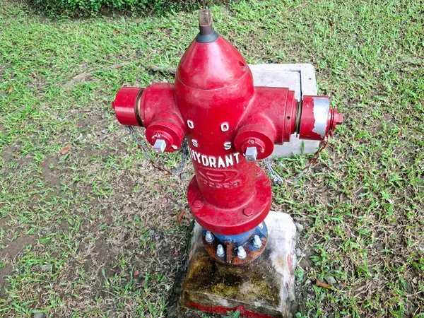 Surabaya - Endonezya, 7 Mayıs 2025. Yangın önleme araçlarından biri olarak yangın felaketlerinin önlenmesinde kullanılan yangın önleme araçları.