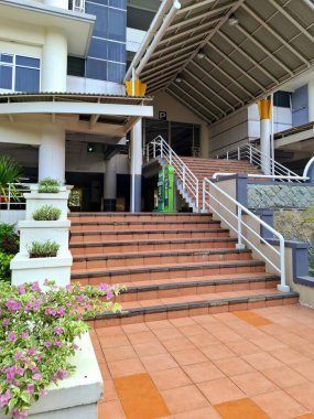 Surabaya - Endonezya, 7 Mayıs 2025. Üniversite binasının ana girişinde seramik ve bitki karışımı. Sabah erkenden göz hizası.