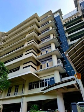 Bir üniversite kampüs binasının dış tasarımı, tropikal bina kantilleri üzerine bir oyun. Sabah göz hizasında..