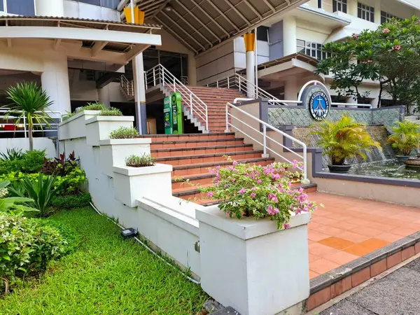 Surabaya - Endonezya, 7 Mayıs 2025. Üniversite binasının ana girişinde seramik ve bitki karışımı. Sabah erkenden göz hizası.